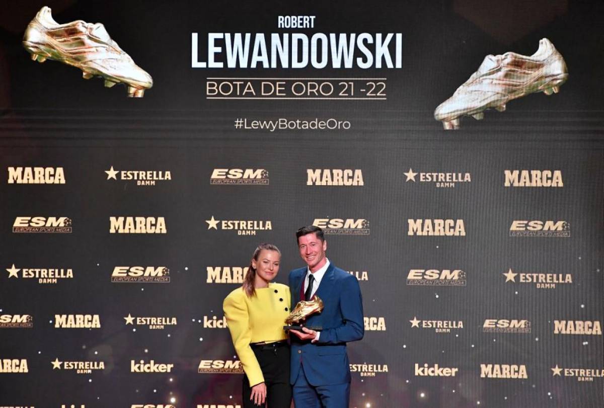 Robert Lewandowski recibió la Bota de Oro acompañado de su bella esposa, la que nunca lo deja solo.
