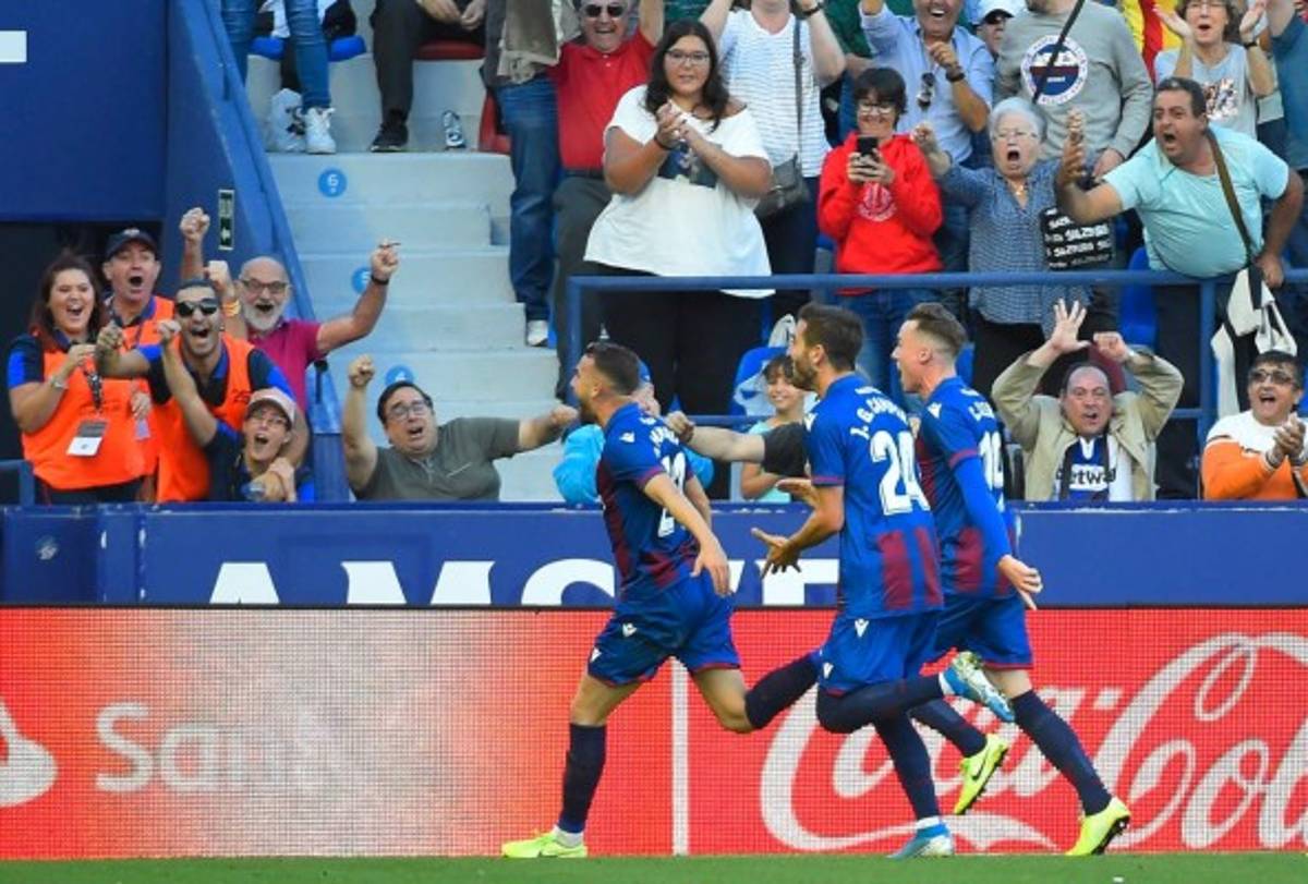 Frustración y dedicatoria de Lionel Messi, Vidal con 'voladora' en la remontada Levante sobre Barcelona