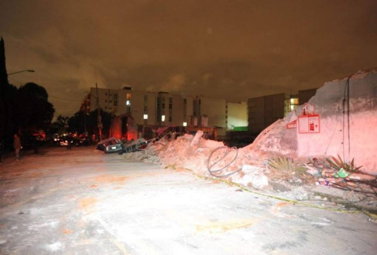 Terror, destrozos y una decena de muertos provoca fuerte sismo del jueves