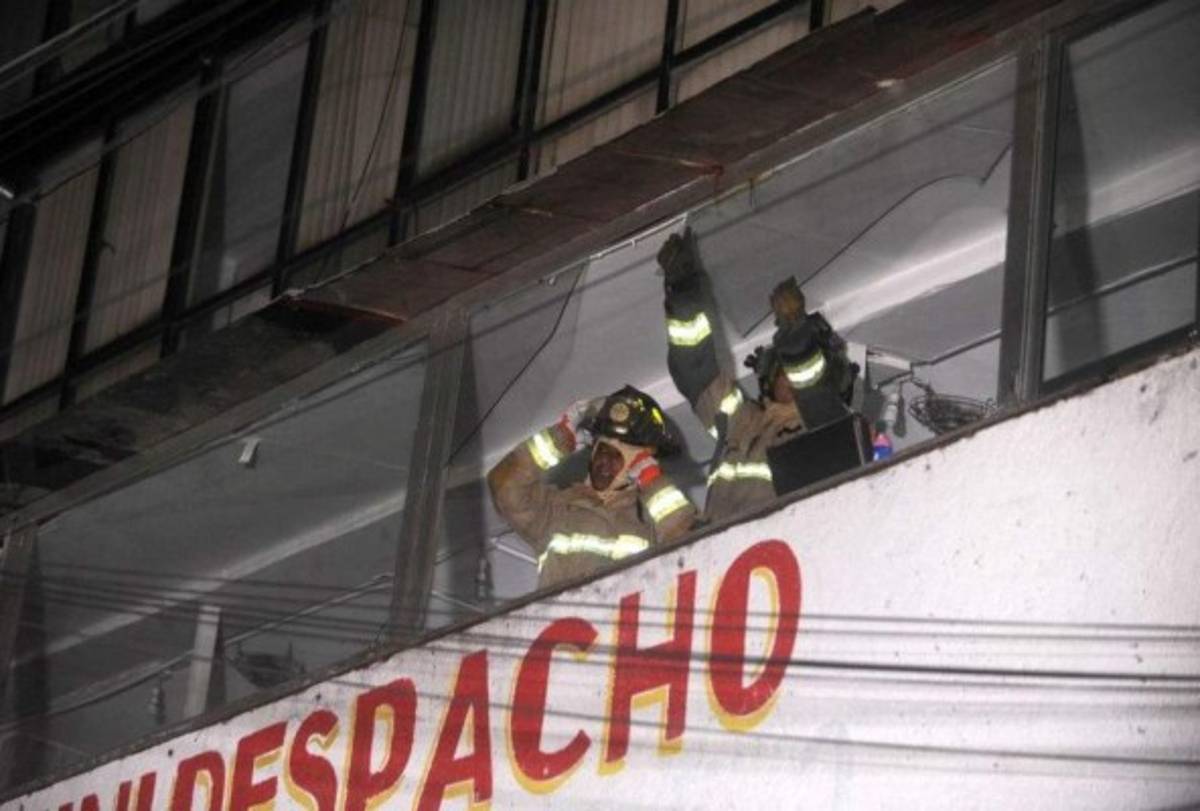 Terror, destrozos y una decena de muertos provoca fuerte sismo del jueves