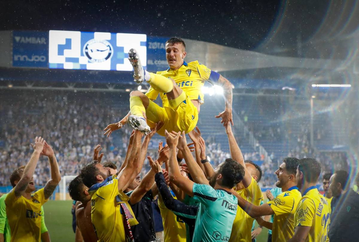 Pone en alto la bandera de Honduras y le dan tremendo beso: Así celebró el Choco Lozano la salvación del Cádiz en la Liga Española