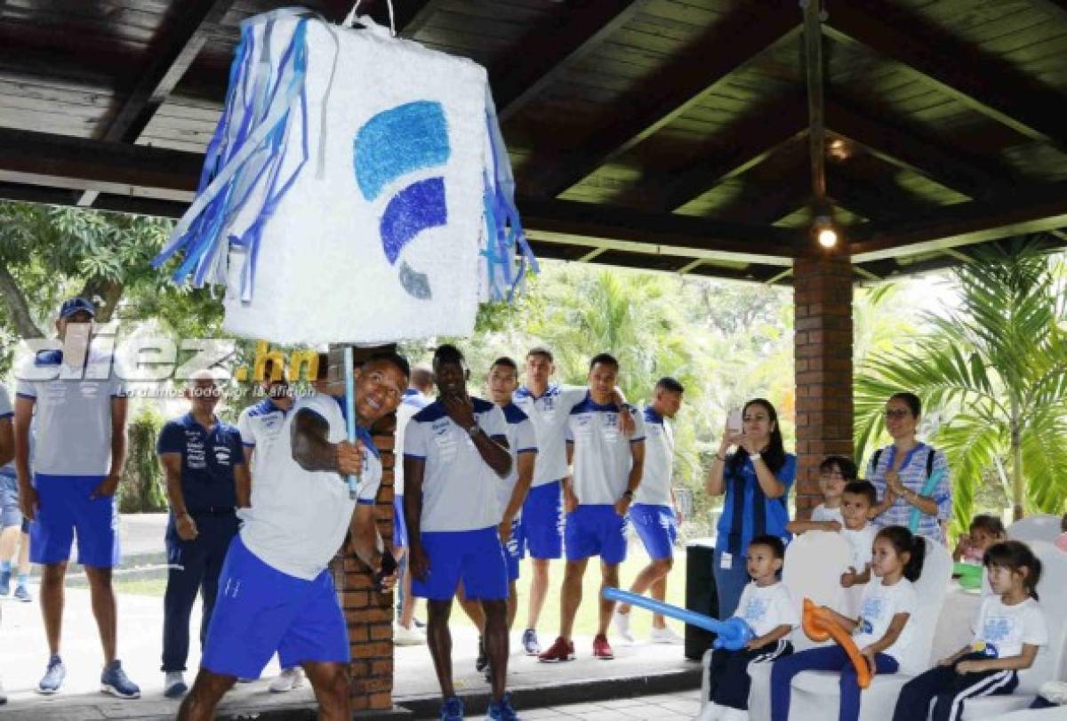 FOTOS: Jugadores de Selección de Honduras llevan alegría a un grupo de niños