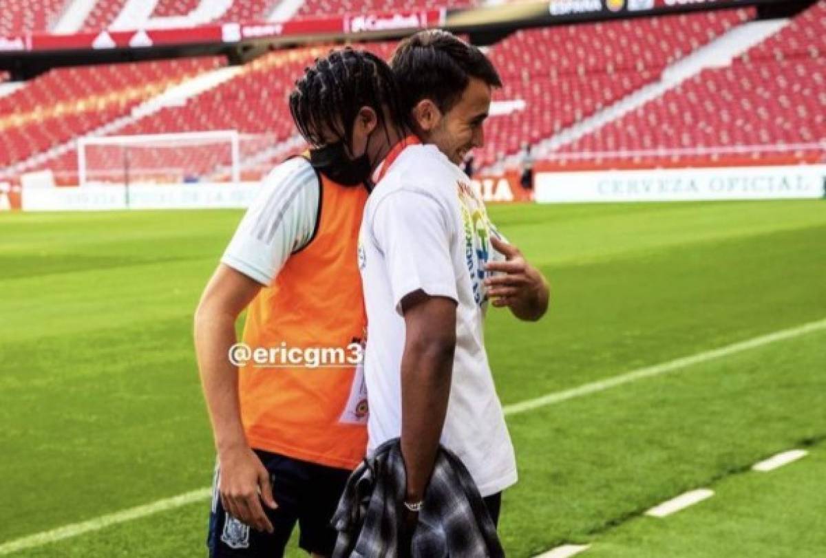 ¡Irreconocible! Crack del Barcelona visita el entrenamiento de España y sorprende con su nuevo look