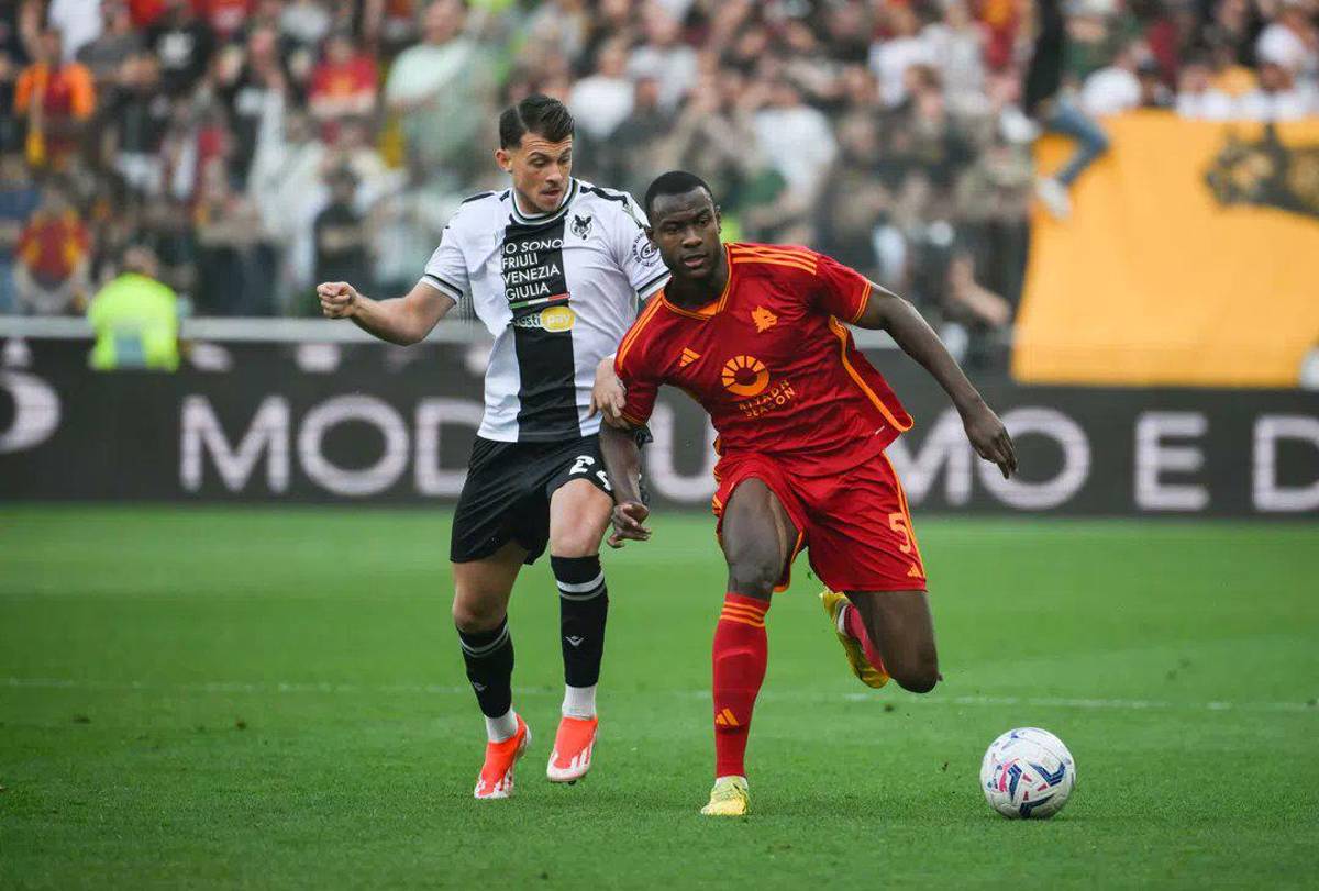 Drama en la Roma: salió jugando, se desploma y el partido queda suspendido