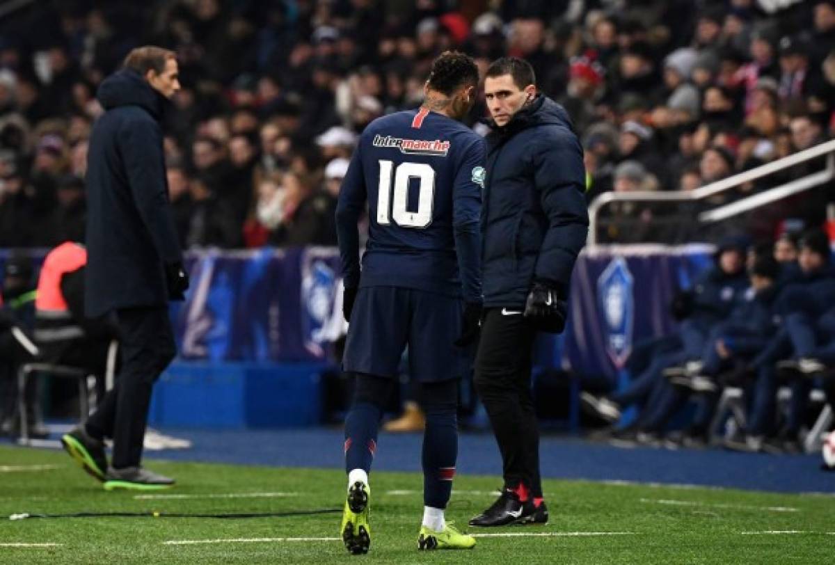 Paris Saint-Germain's Brazilian forward Neymar leaves the pitch following an injury during the French Cup round of 32 football match between Paris Saint-Germain (PSG) and Strasbourg (RCS) at the Parc des Princes stadium in Paris on January 23, 2019. (Photo by FRANCK FIFE / AFP)