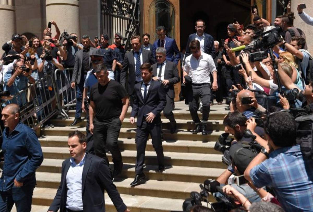 Fotos: Hostil recibimiento a Messi en la puerta del juzgado en Barcelona