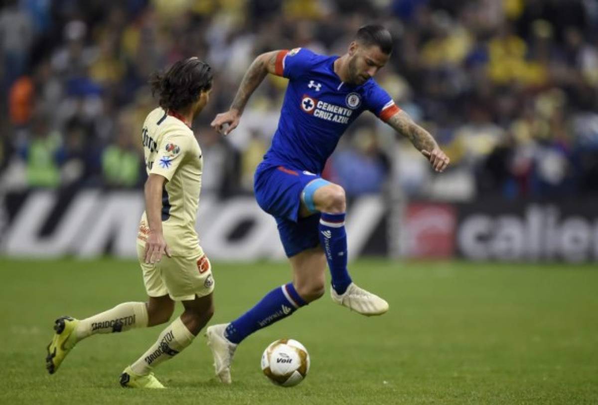 Diego Lainez (L) of America vies for the ball with Martin Cauteruccio (R) of Cruz Azul during the first round match of the final of the Mexican Apertura football tournament at the Azteca stadium in Mexico City, on December 13, 2018. (Photo by ALFREDO ESTRELLA / AFP)