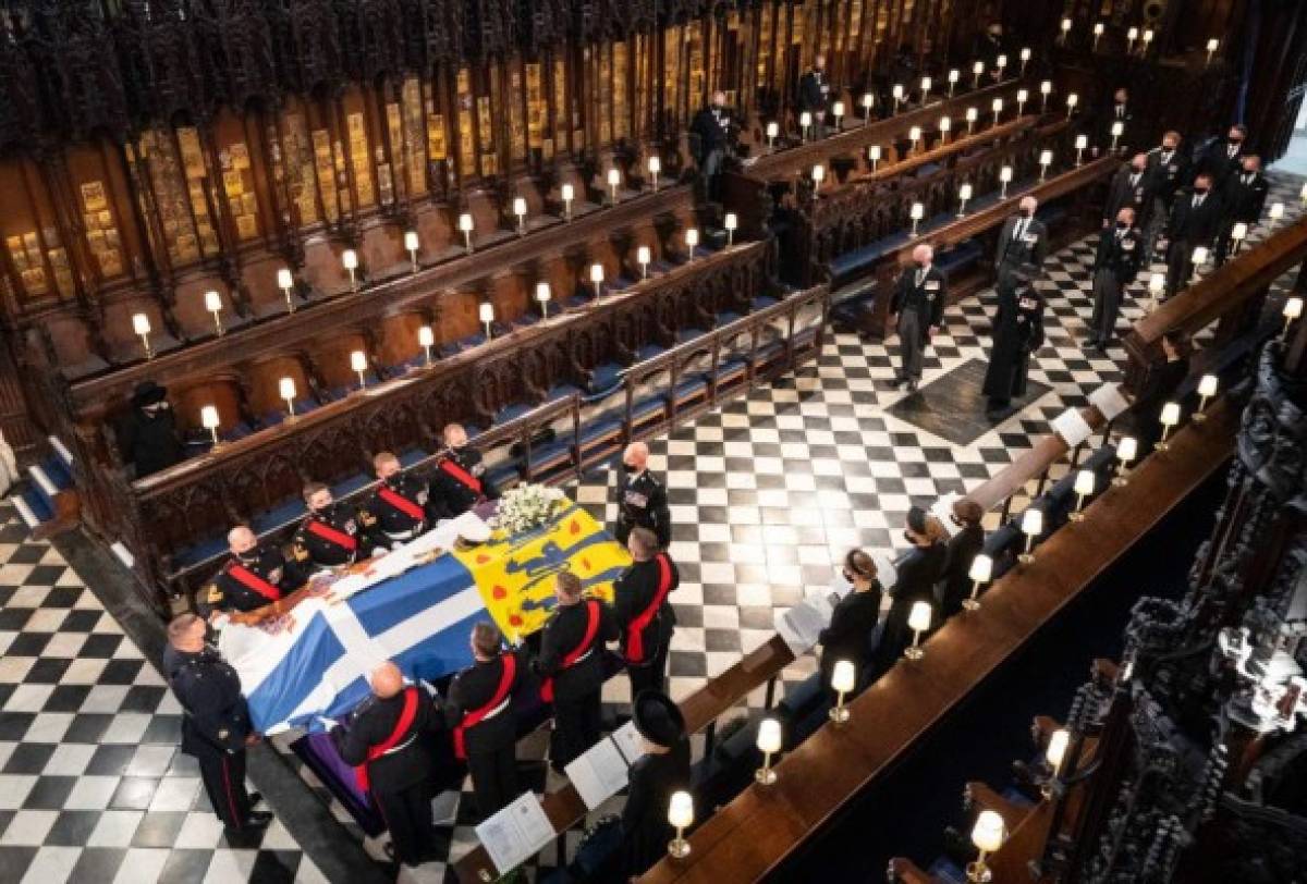 La soledad de la reina Isabel II: así le dio el último adiós a su esposo, el príncipe Felipe, en un sobrio funeral