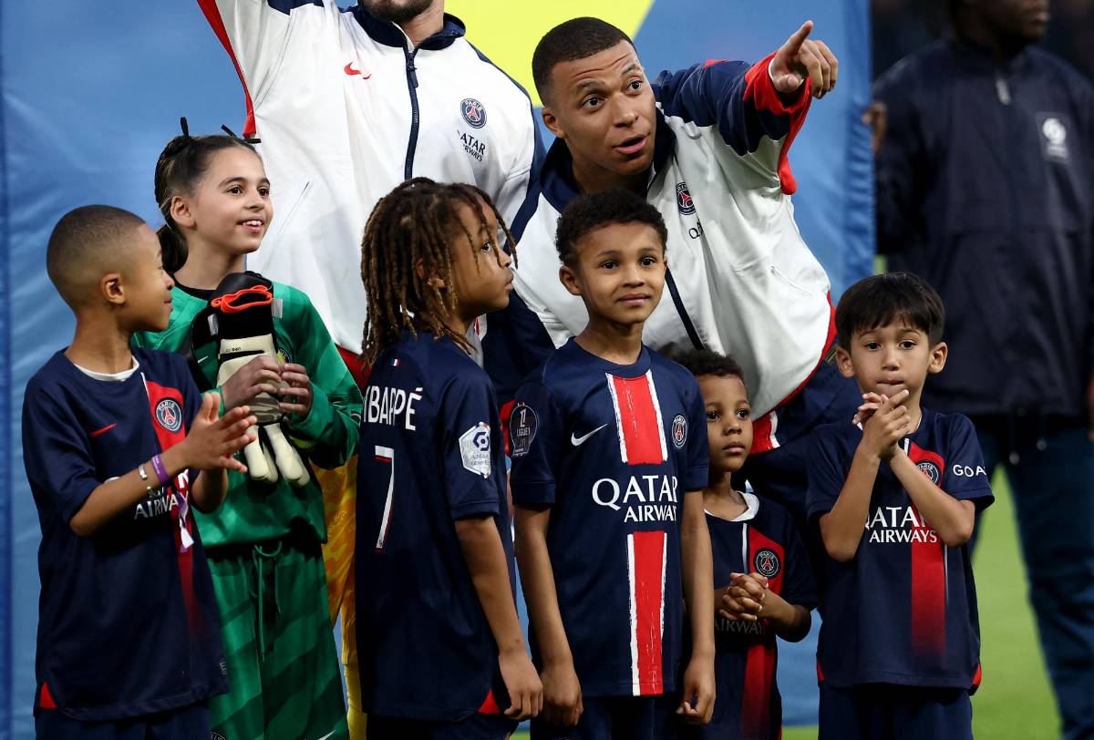 Mbappé y su amargo despido del Parque de los Príncipes: El gran gesto con Keylor, la foto que recorre el mundo y el tifo del PSG