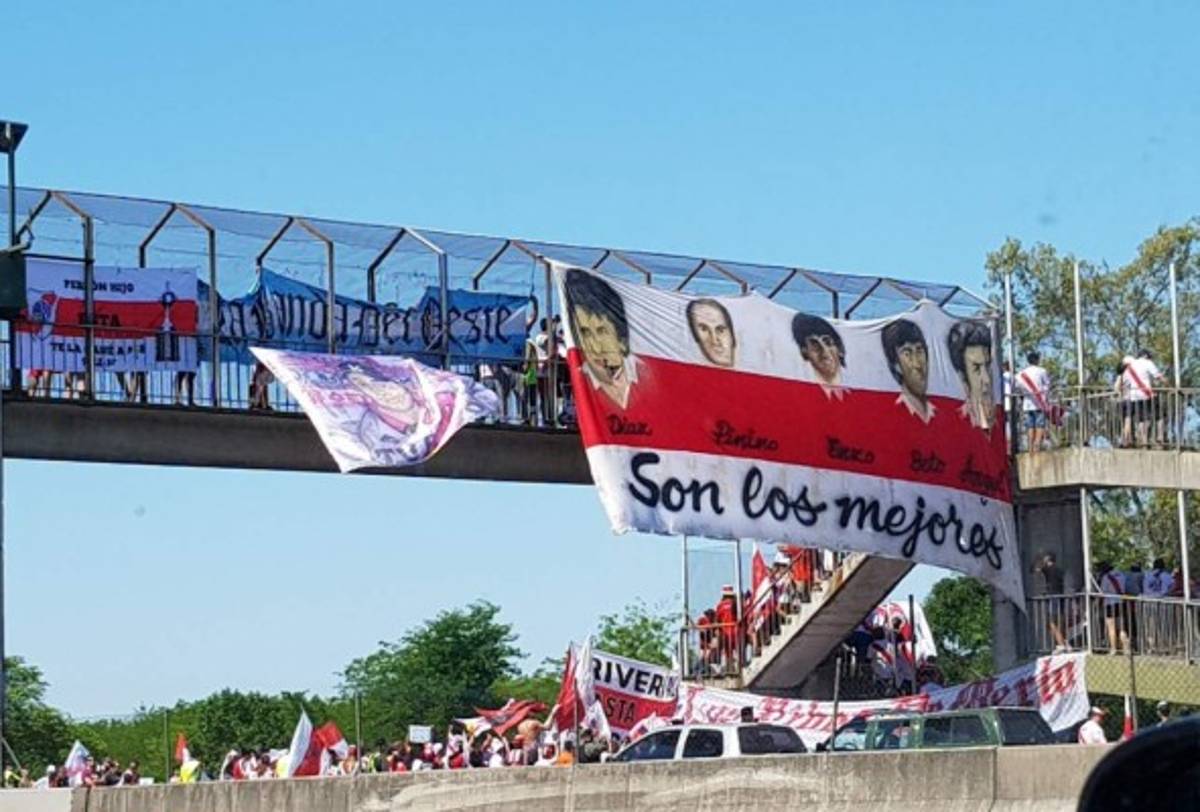 Fiesta, alegría y burlas: Así preparan los aficionados de River Plate la celebración de la Copa Libertadores.