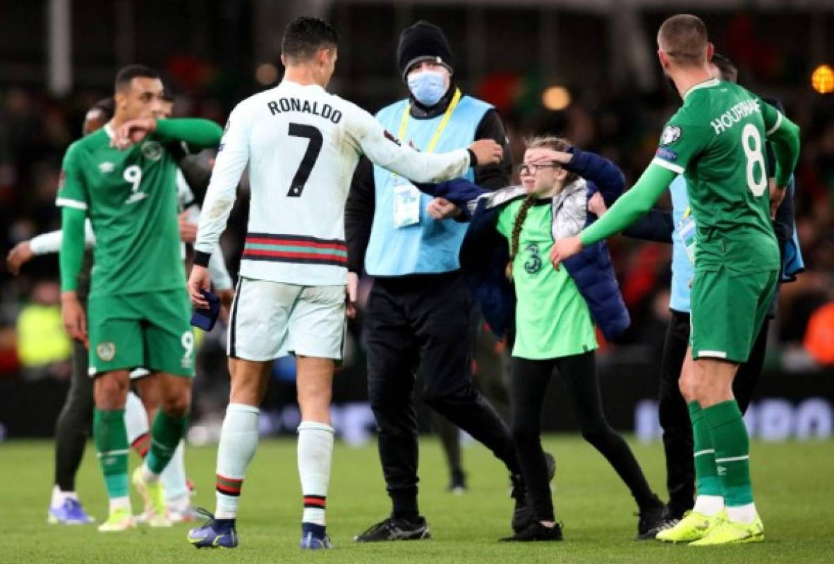 Niña corre llorando buscando a Cristiano Ronaldo y así reaccionó el portugués; Goretzka recibe patada criminal