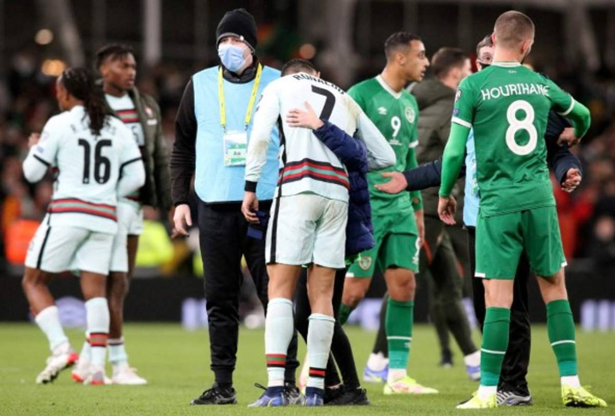 Niña corre llorando buscando a Cristiano Ronaldo y así reaccionó el portugués; Goretzka recibe patada criminal