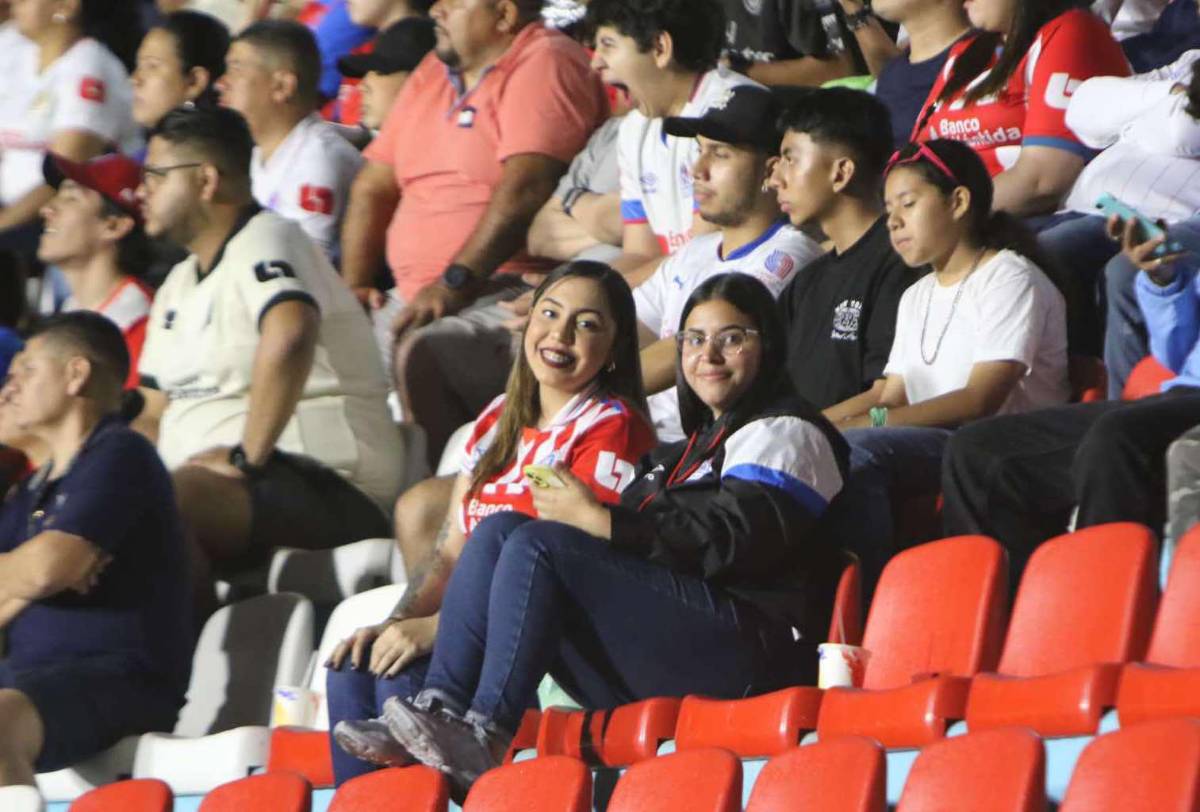No se vio por TV: Interceptan a Troglio llegando al estadio, el look del Chino López y, ¿qué hacían en los banquillos?