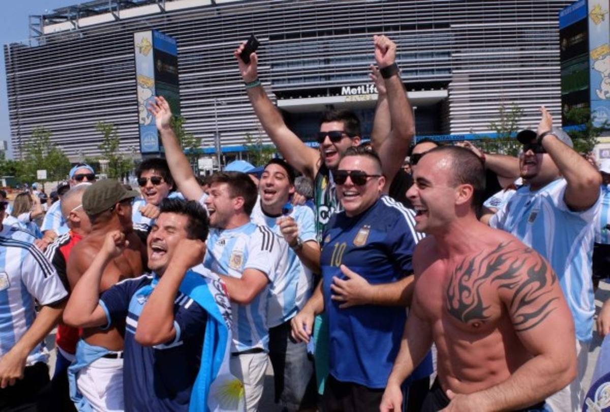 ¡Ambiente espectacular! de argentinos y chilenos previo a la final de la Copa América