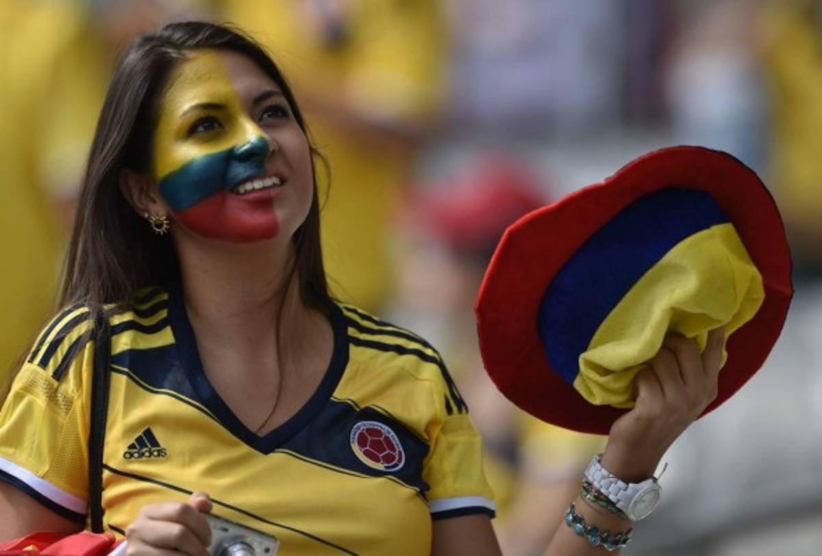 Las hermosas colombianas y su fiesta en partido Colombia-Grecia