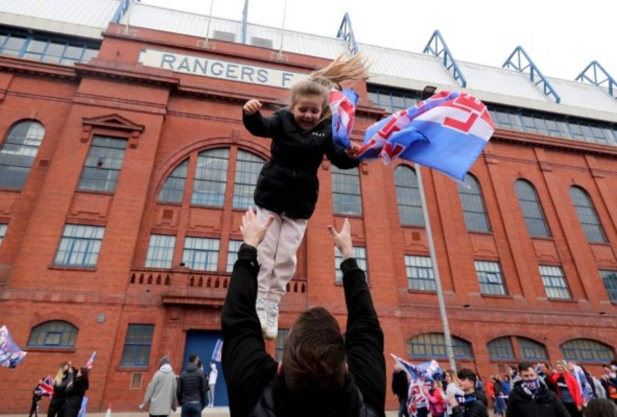 Niños heridos, policías y botellas al aire: Así fue la eufórica celebración de la afición del Rangers de Escocia tras campeonizar