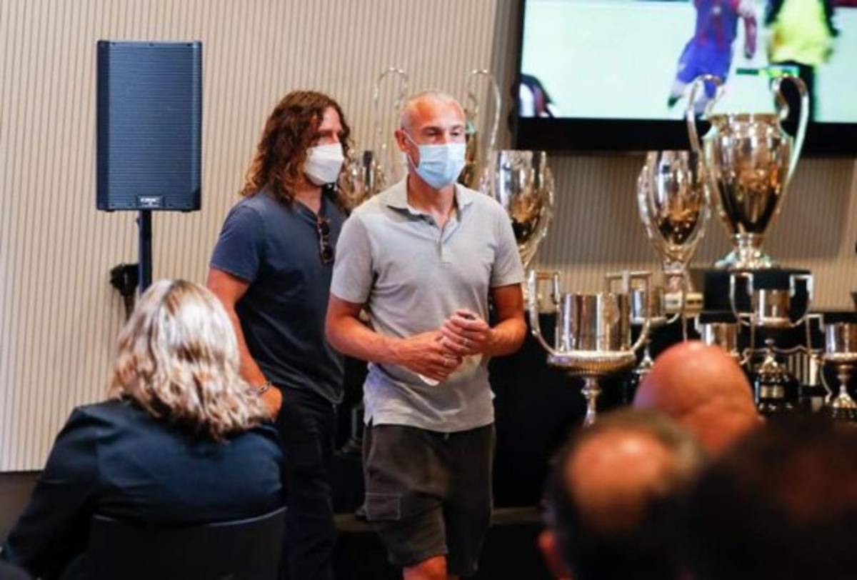 Las desgarradoras imágenes de Messi en su despedida: mar de lágrimas frente a Antonela y leyendas del Barcelona