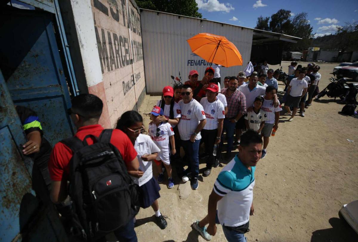 Locura por Olimpia en Danlí: nadie se quiso perder la visita del león y llegaron en familias; así respondieron los jugadores