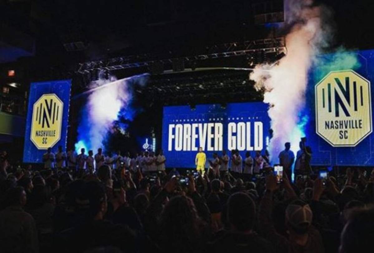 Brayan Beckeles y su curiosa aparición en la presentación de la nueva camiseta de Nashville de la MLS