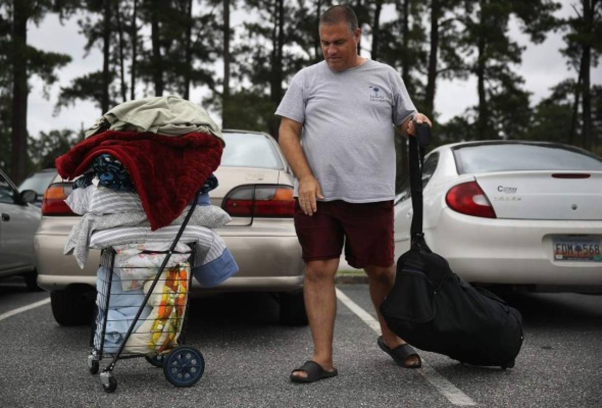 Las costas de las Carolinas quedan vacías por Huracán Florence