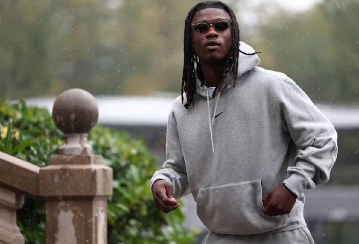 Misterio en Francia: el jugador que llegó encapuchado a la concentración y así se presentó Koundé