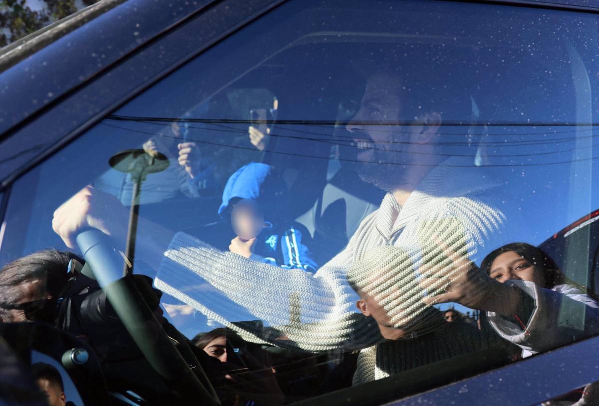 Piqué llega a la casa de Shakira: el motivo especial del reencuentro y quién es la mujer que apareció bajo una manta, ¿Clara Chía?