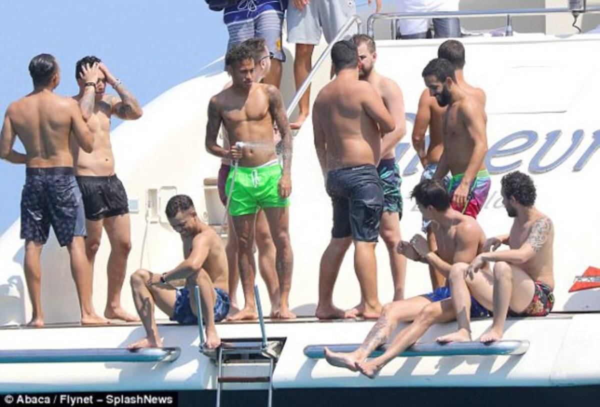 Neymar se relaja en lujoso yate mientras le autorizan jugar con PSG