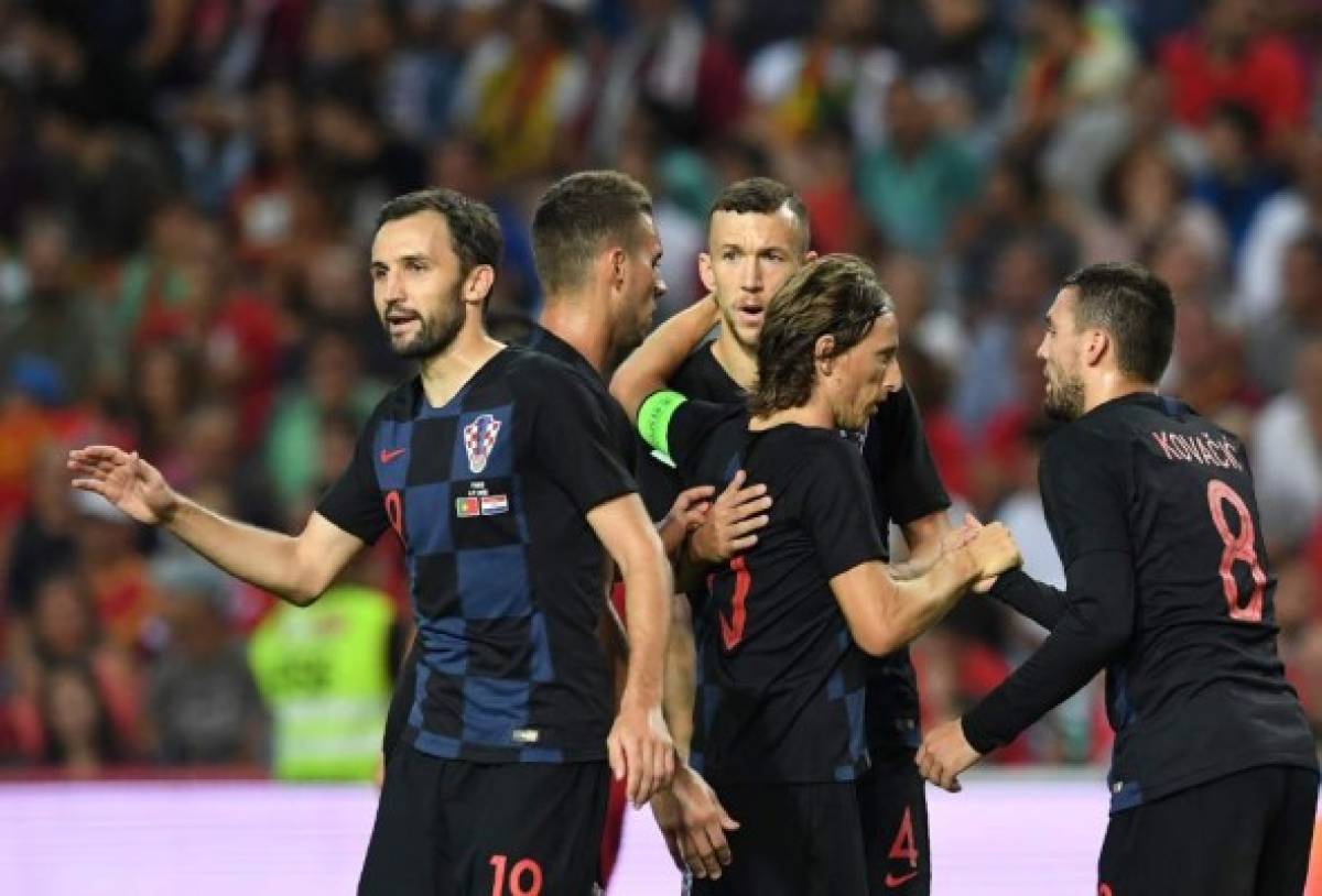 Croatian defender Ivan Perisic (C) celebrates with teammates after scoring a goal during a friendly football match between Portugal and Croatia at the Algarve stadium in Faro, on September 6, 2018. / AFP PHOTO / Francisco LEONG