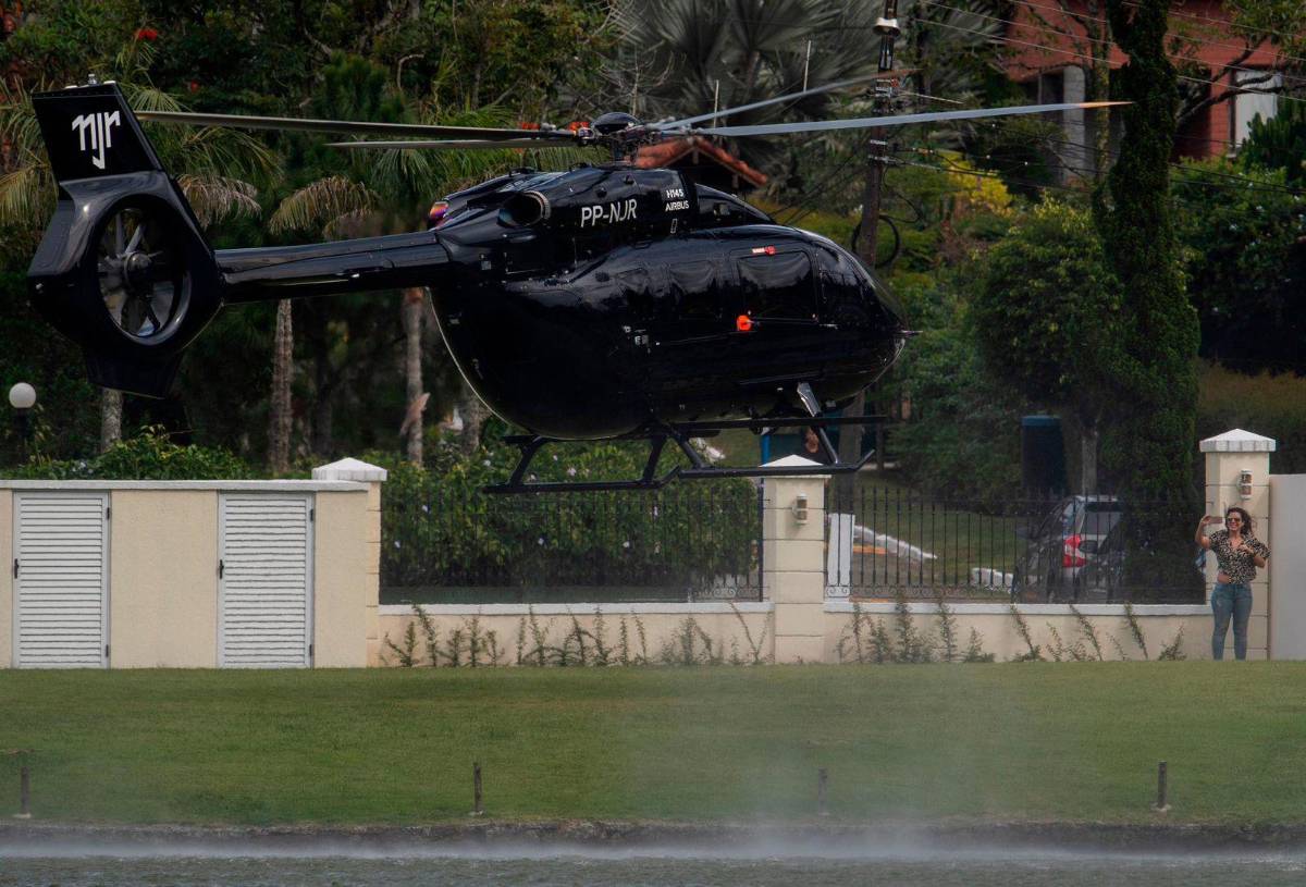 Neymar revoluciona Brasil: llegó en helicóptero, su problema en la firma y ¿por qué tiene el dorsal 11 y 10 en la camiseta de Santos?
