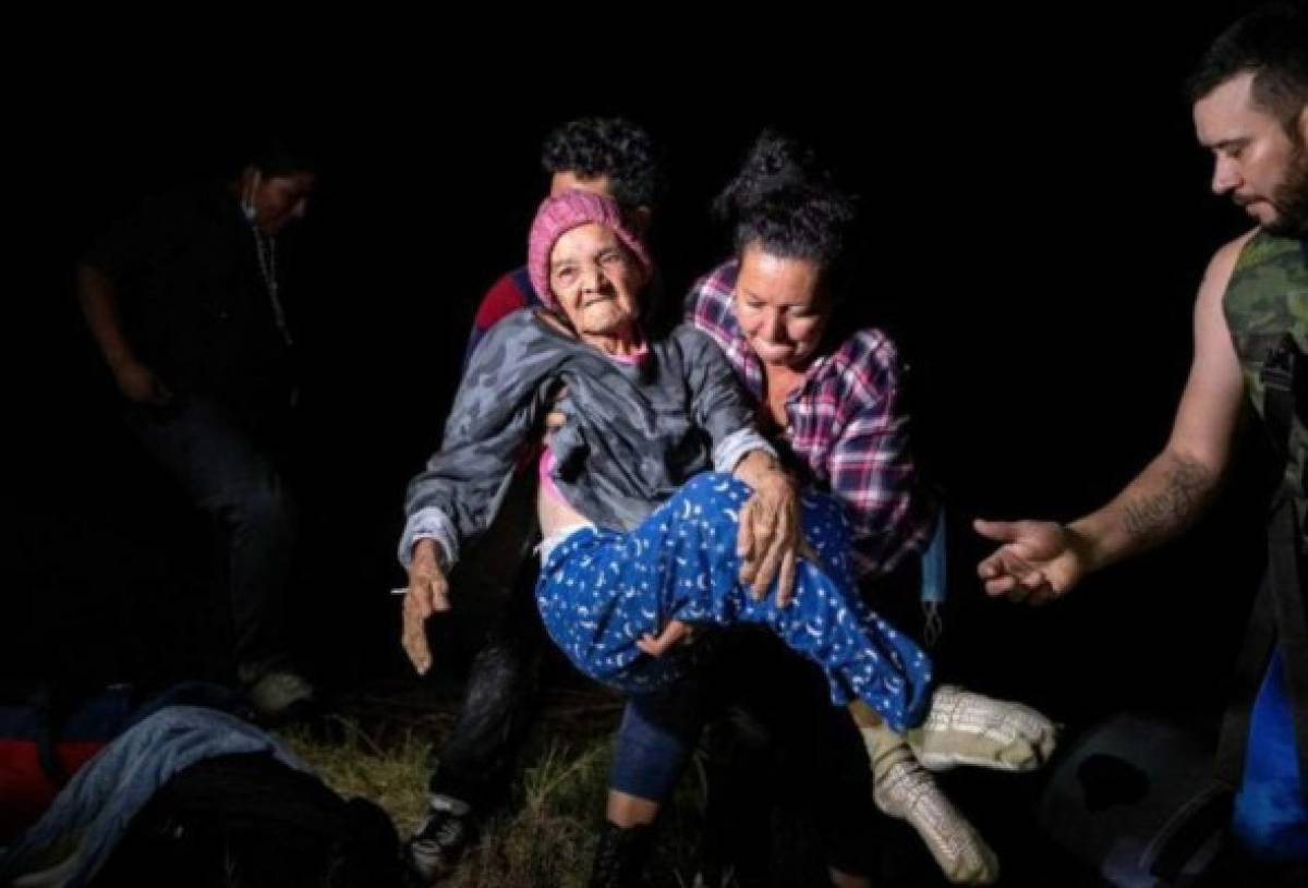 Impactantes imágenes: mujer hondureña de 93 años llegó hasta la frontera de Estados Unidos ¡en silla de ruedas!
