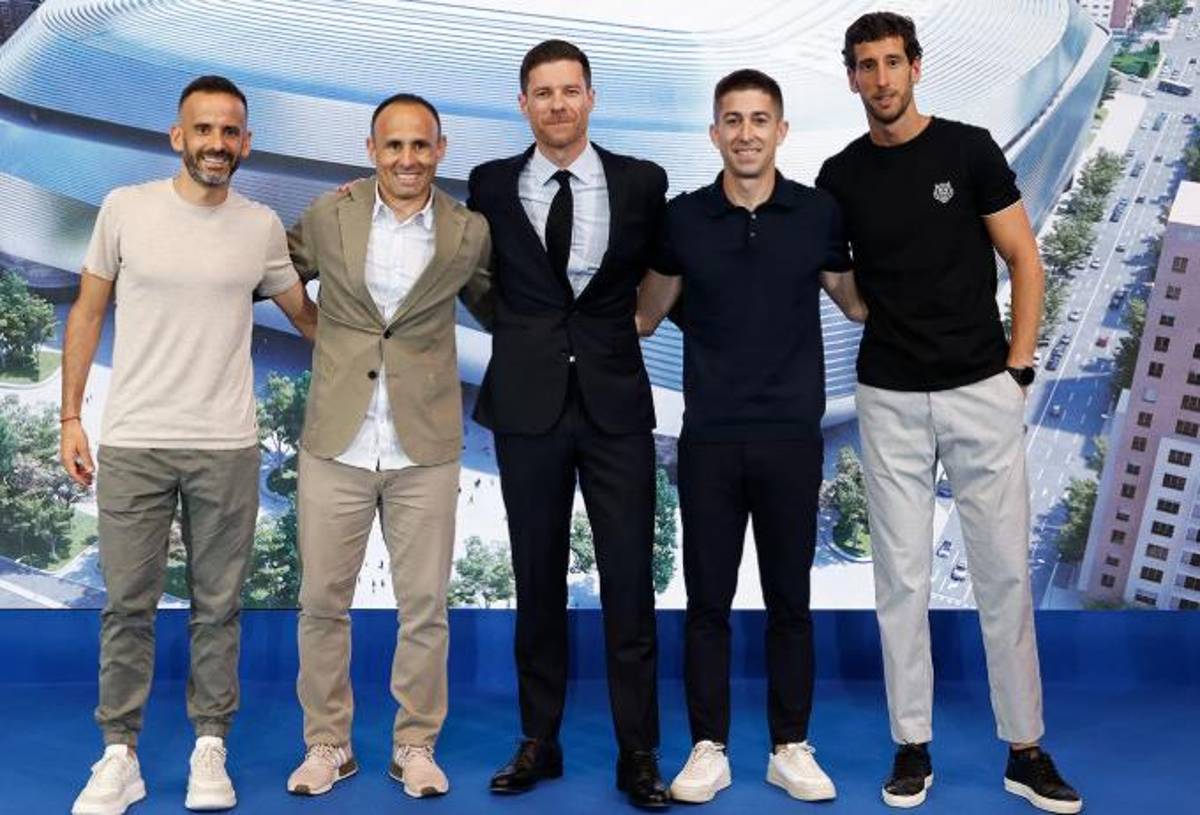 Así fue presentado Xabi Alonso como nuevo técnico del Real Madrid: acompañado por su esposa y el contrato que firmó