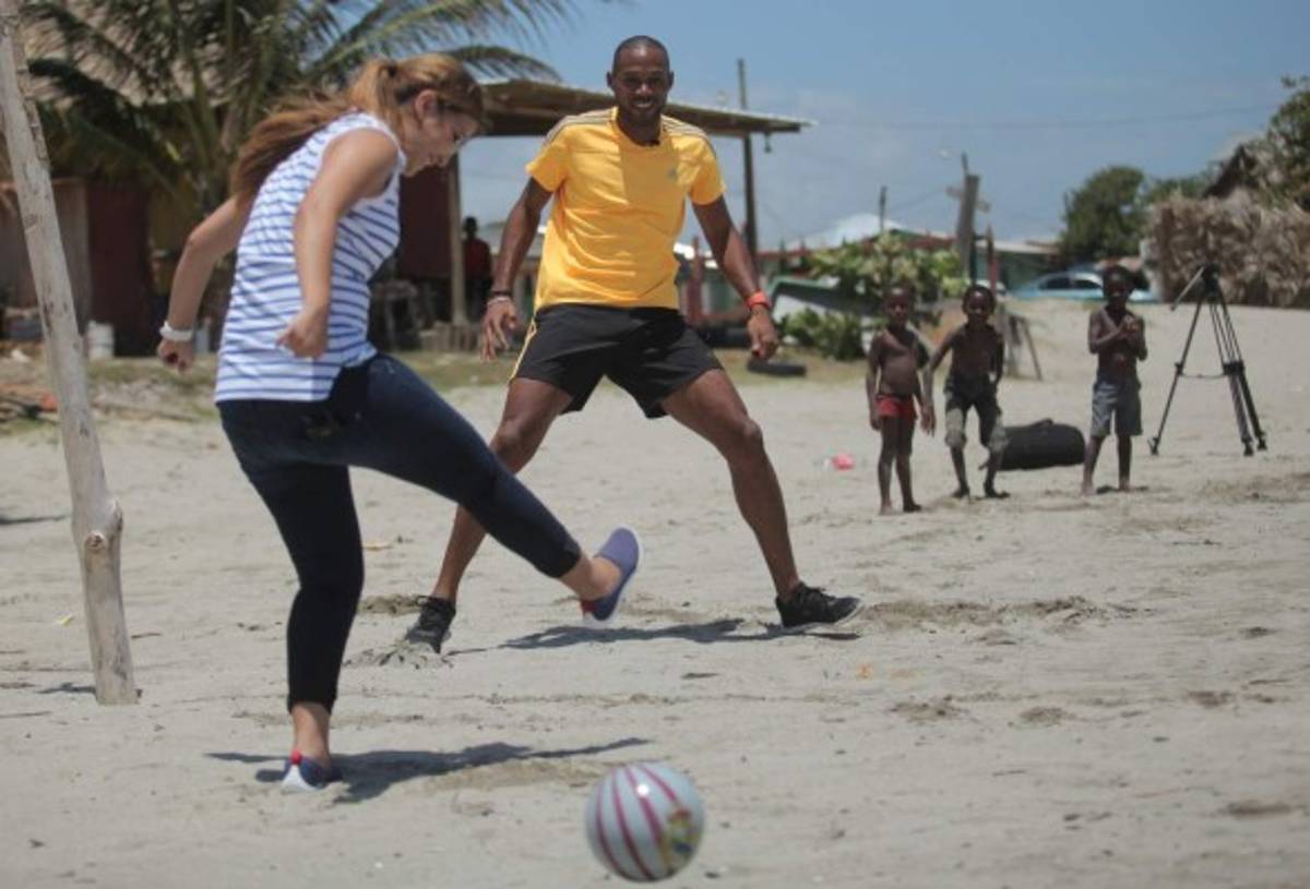 El reto del velocista hondureño Rolando Palacios en la playa