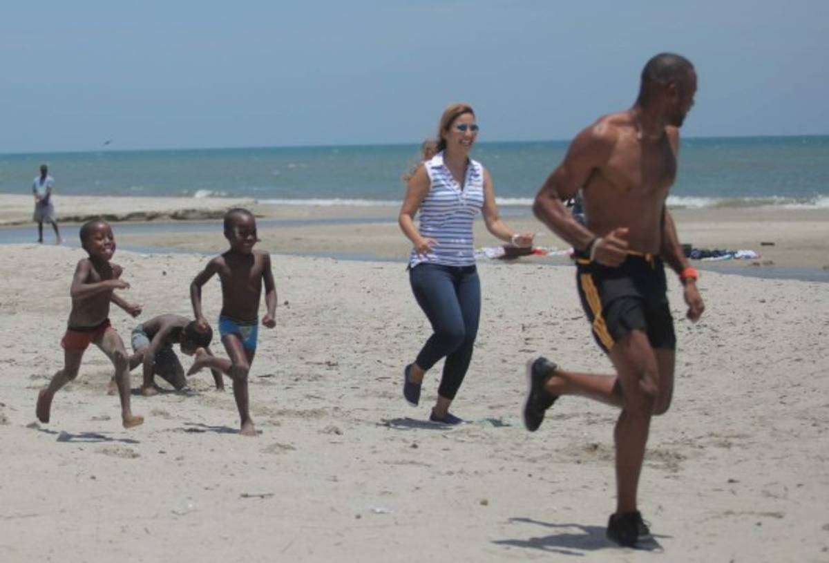 El reto del velocista hondureño Rolando Palacios en la playa