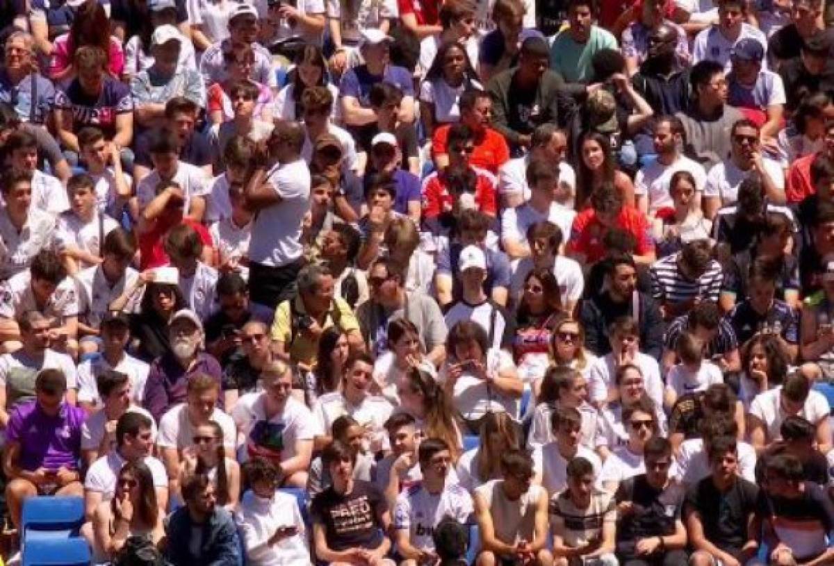 El emotivo abrazo de Florentino, el beso al escudo y la selfie: Así fue la presentación de Luka Jovic en el Real Madrid