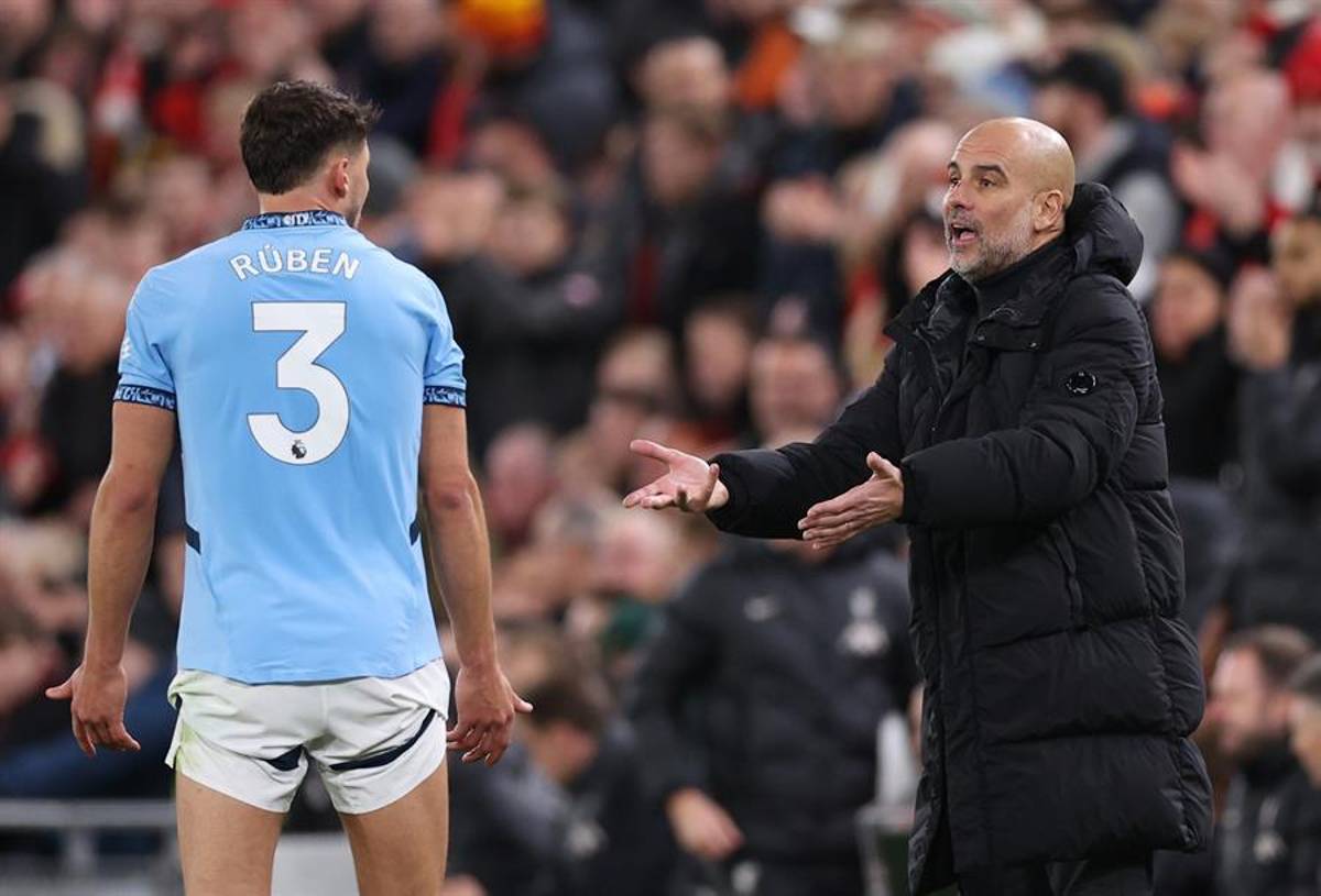 El polémico gesto de Pep Guardiola a los aficionados del Liverpool tras la derrota del Manchester City ¿Qué le cantaron?