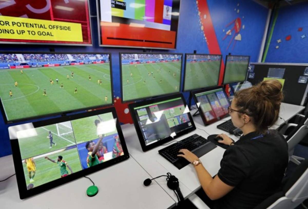 KOCH32. Moscow (Russian Federation), 09/06/2018.- A view of the video assistant refereeing (VAR) operation room of the 2018 World Cup International Broadcast Centre (IBC) in Moscow, Russia 09 June 2018. The FIFA World Cup 2018 will take place in Russia from 14 June until 15 July 2018. (Mundial de Fútbol, Abierto, Moscú, Rusia) EFE/EPA/YURI KOCHETKOV
