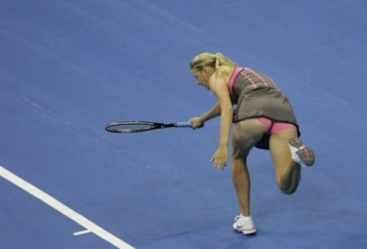 ¡Agachadas y tremendos descuidos! de María Sharapova dentro y fuera de la cancha