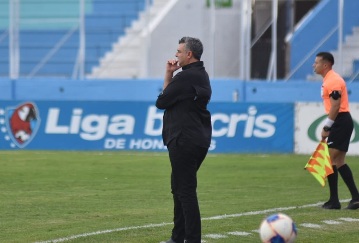 No pudo contener las lágrimas: Diego Vázquez llora y así fue captado en su último día como entrenador de Motagua