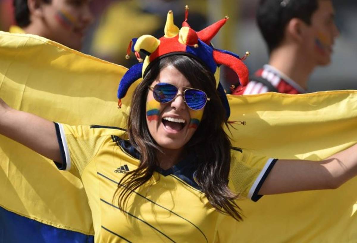 Las hermosas colombianas y su fiesta en partido Colombia-Grecia