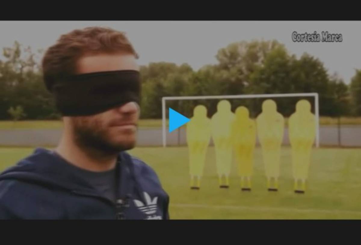 Juan Mata muestra su magia con los ojos vendados