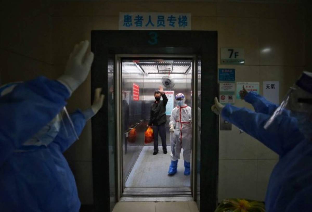 Así celebran médicos chinos en Wuhan tras el primer día sin casos de coronavirus