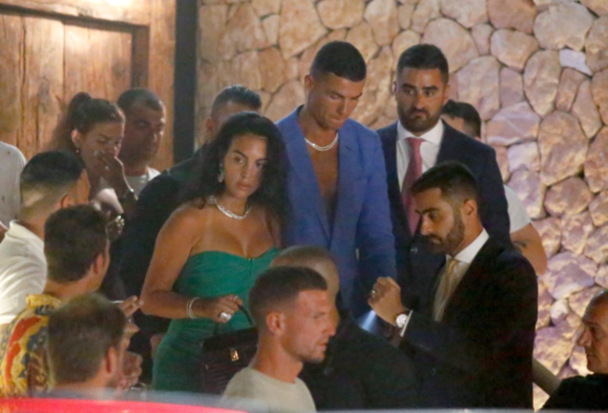 Así fueron captados Cristiano Ronaldo y Georgina Rodríguez en sus vacaciones: ‘‘No podían quitarse las manos de encima’’