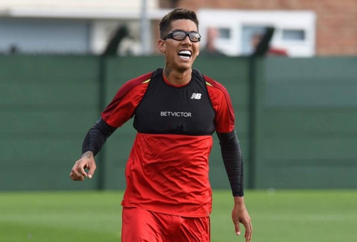 Curioso: Roberto Firmino entrena con anteojos al estilo Edgar Davids