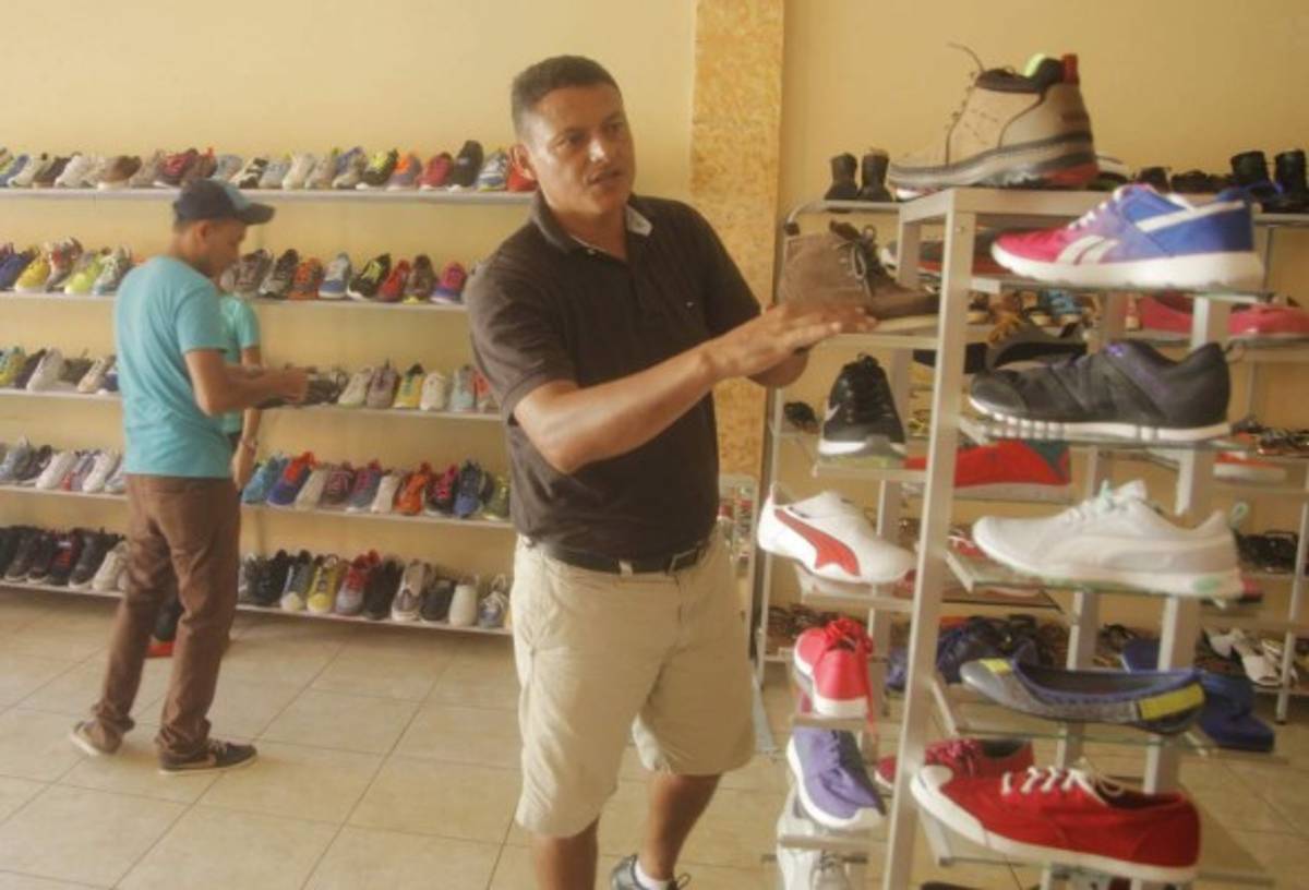 FOTOS: Emilio Umanzor está sin empleo en el fútbol y ayuda a su esposa