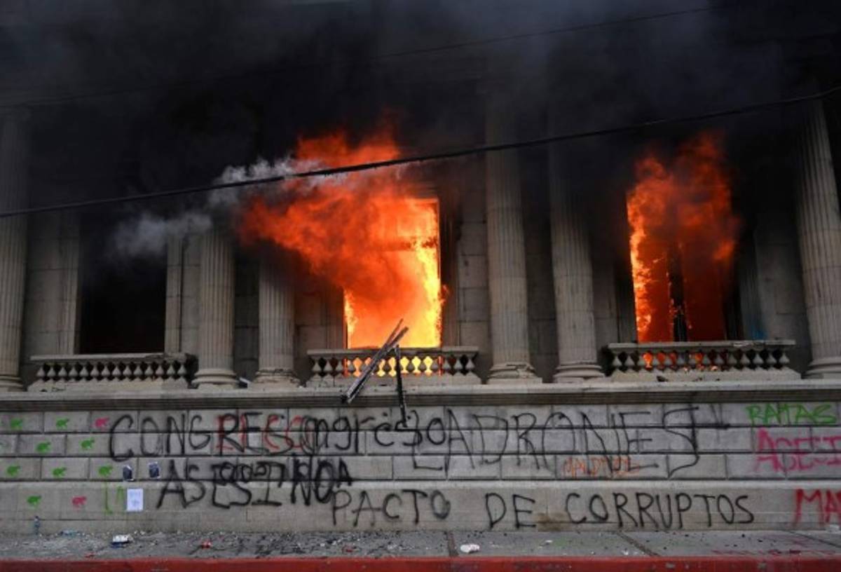 Guatemaltecos enardecidos incendian el Congreso Nacional exigiendo la renuncia del presidente Alejandro Giammattei