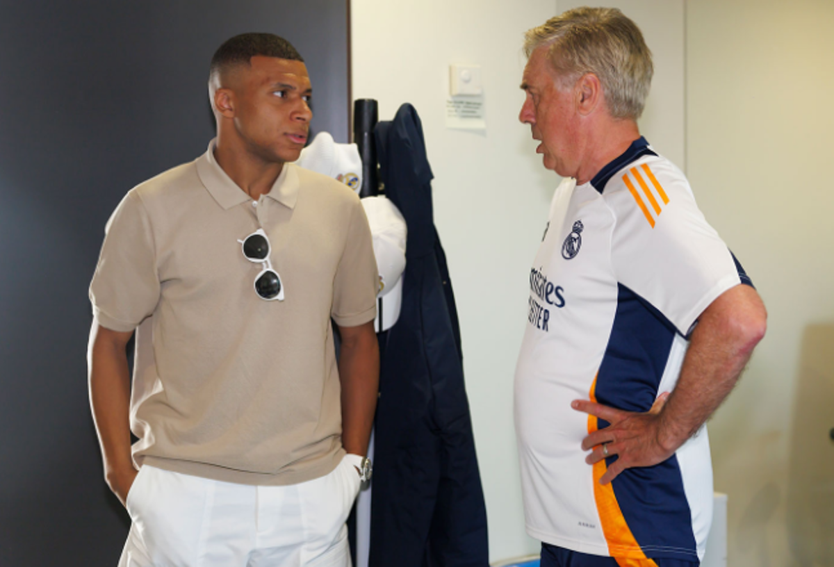 Mbappé con sus nuevos compañeros del Real Madrid: abrazo de Ancelotti, las risas y los mensajes de bienvenida