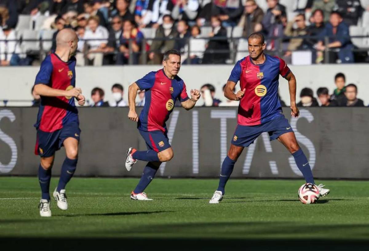 Las leyendas del Barcelona volvieron a derrotar al Real Madrid en el Clásico: el gesto de los blancos con Iniesta