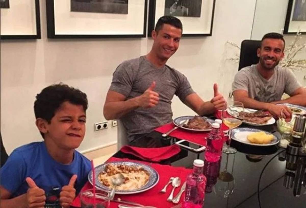¡Hasta sus hijos la siguen! La estricta dieta de Cristiano Ronaldo para convertirse en el mejor del siglo
