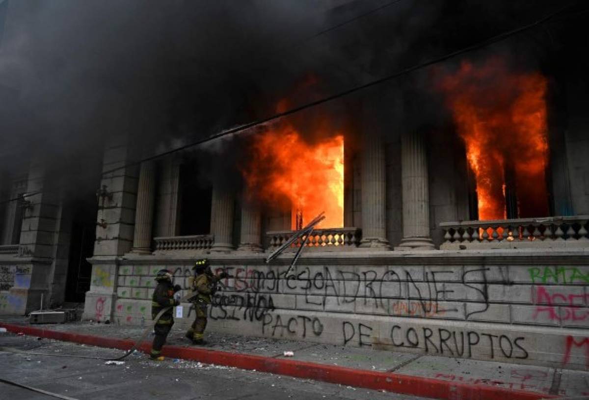 Guatemaltecos enardecidos incendian el Congreso Nacional exigiendo la renuncia del presidente Alejandro Giammattei