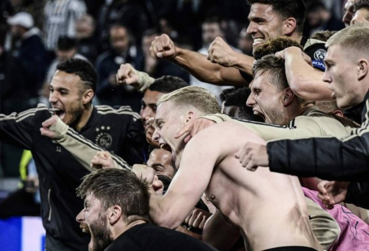 ¡Emotivo festejo! Así celebró en Turín el Ajax su pase a semifinales de Champions